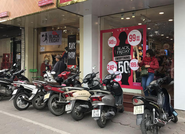 Dịp này, hầu hết các cửa hàng thời trang, túi xách, giầy dép đều đưa ra các chương trình giảm giá lớn để hút khách hàng.