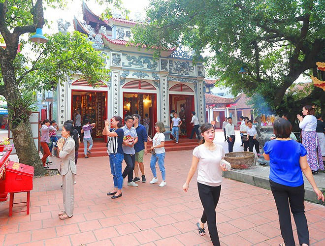 Vào ngày mùng 1 hàng tháng, Phủ Tây Hồ tấp nập các phật tử đến dâng hương. Đặc biệt, những người làm ăn kinh doanh, nhân viên văn phòng thường tới Phủ để cầu lộc.