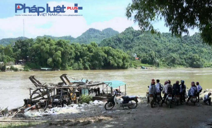 Bến đò ngang thuộc xã Thái Hòa có những tàu hút cát neo đậu (Ảnh: Tiến Vũ)