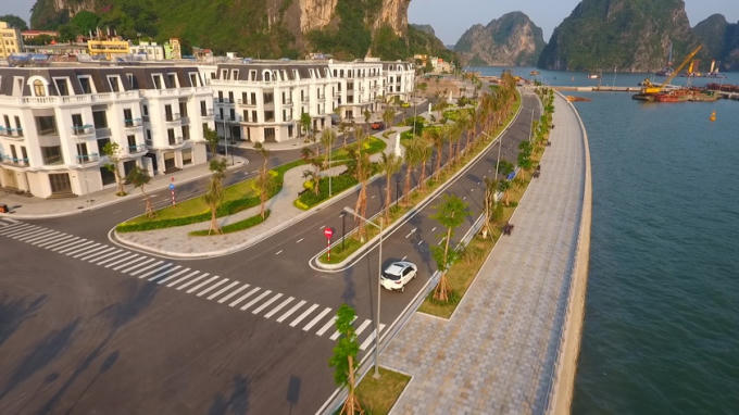 Vinhomes Dragon Bay sở hữu địa thế đắc địa “tựa sơn, hướng thuỷ” bên vịnh Hạ Long.