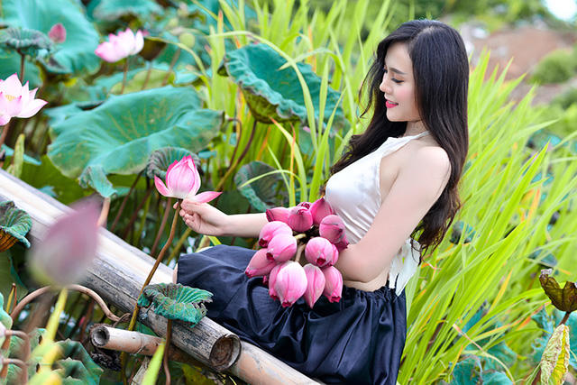Nguyễn Huyền Trang rất yêu hoa sen.