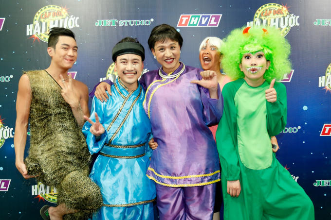 Chung kết Cặp Đ&ocirc;i H&agrave;i Hước: L&yacute; H&ugrave;ng - Việt Trinh diện trang phục cưới lộng lẫy