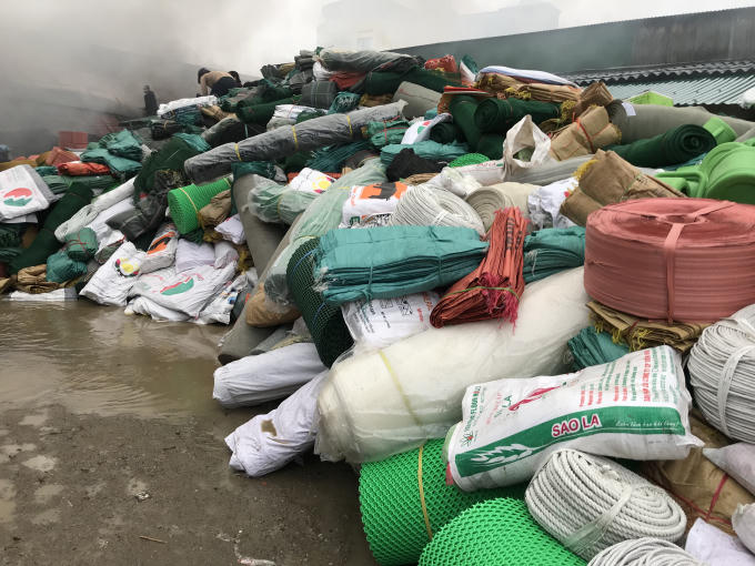 Hàng hóa phía trong chủ yếu là những vật dụng dễ bắt lửa nên quá trình khống chế đám cháy gặp rất nhiều khó khăn.