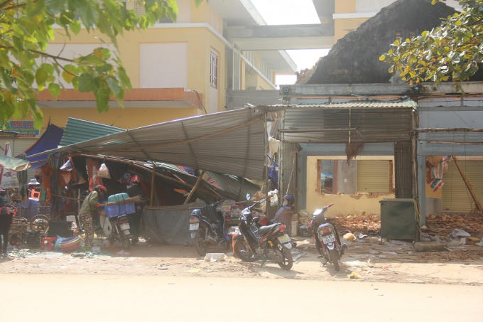 Nhiều hàng quán bị đè sập.
