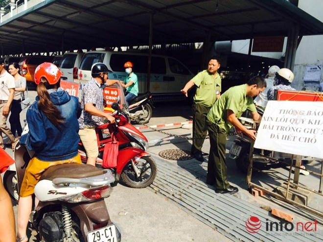 Đến 9h sáng bãi xe chính đã đóng cửa không nhận xe của khách vào bệnh viện.