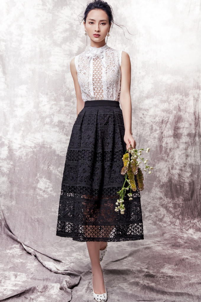 Bộ trang phục hai m&agrave;u trắng đen mang đậm n&eacute;t cổ điển, &aacute;p dụng chất liệu ren mang xu hướng thời trang hiện đại. Sự đối lập về m&agrave;u sắc tạo n&ecirc;n vẻ ấn tượng cho Huyền Trang.