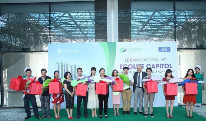 Những cư dân đầu tiên của EcoLife Capitol nhận hoa và quà bàn giao căn hộ của chủ đầu tư Capital House.