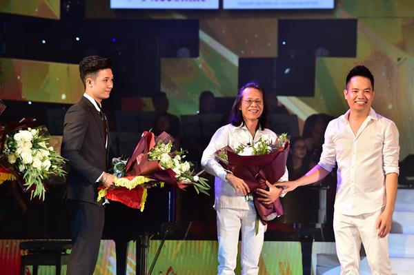 Quang Hà nắm tay Phương Thanh và Siu Black lại gần nhau trong Live Concert