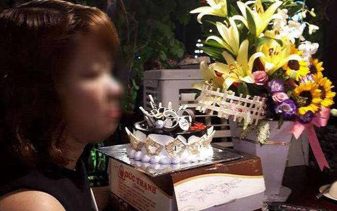 Bảo mẫu này giải thích do bé bị ghẻ nên bà phải nắm vào đầu để đưa bé ra ngoài khi bé bị ọe.