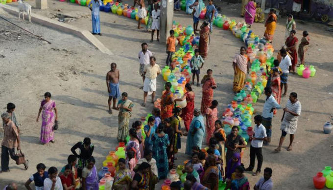 Ấn Độ đang rơi vào một cuộc khủng hoảng nước tồi tệ chưa từng có, với khoảng 600 triệu người trong tình cảnh thiếu nước sạch. Ảnh: CNN