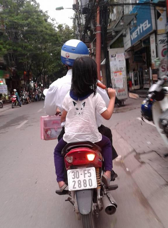 Xúc xích - thứ đồ ăn nhanh khoái khẩu của nhiều trẻ nhỏ. Ảnh: Nông Thuyết