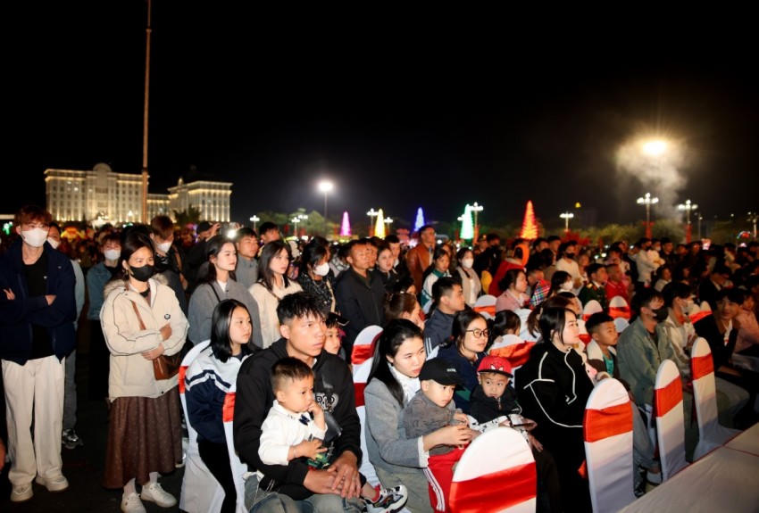 Người dân Lai Châu có mặt tham dự chương trình từ rất sớm.