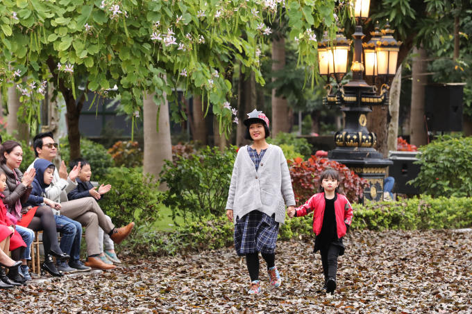 Đại diện thương hiệu và mẫu nhí Quỳnh Anh.