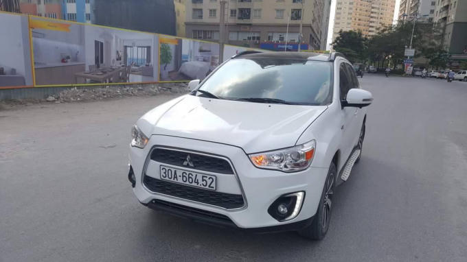 Chiếc xe của chị Hoàn bị gạch rơi chúng.