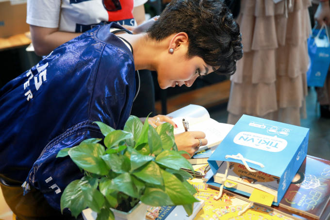 Hoa hậu H'Hen Ni&ecirc; quyết t&acirc;m b&aacute;n s&aacute;ch x&acirc;y dựng thư viện Room To Read