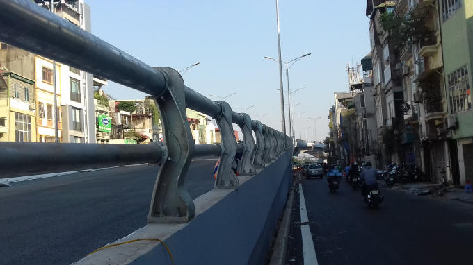 Lan can cầu được làm bằng thép.