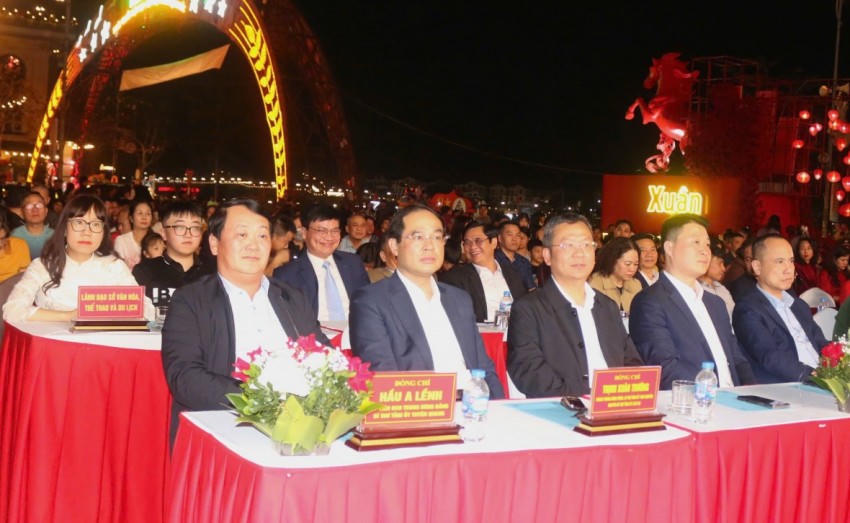 Các đại biểu đến tham dự chương trình.