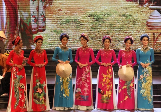 Dàn người đẹp diện áo dài xuân khoe sắc trong đêm Duyên dáng Việt Nam lần thứ 28.
