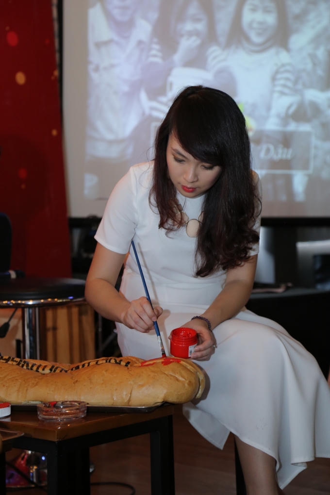 Vua đầu bếp Minh Nhật&nbsp;tự tay viết l&ecirc;n hai chiếc b&aacute;nh m&igrave; khổng lồ th&ocirc;ng điệp &ldquo;4,5 triệu người ngh&egrave;o&rdquo;