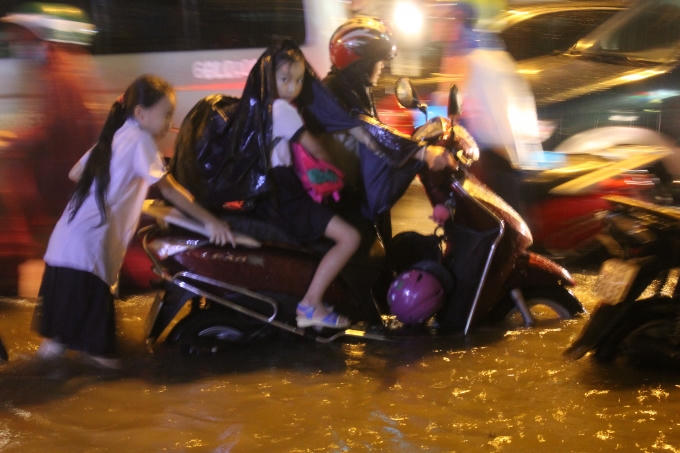 Ba mẹ con đang cố gắng hết sức để về nhà. Chưa bao giờ còn đường về nhà trở nên gian nan như vậy.