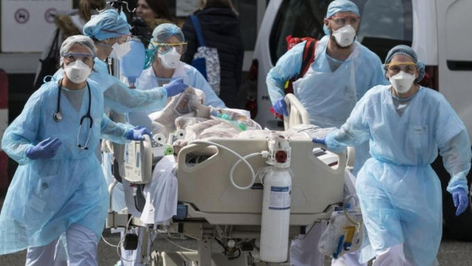 Nhân viên y tế ở Pháp chuyển một bệnh nhân đến bệnh viện. Ảnh: AFP
