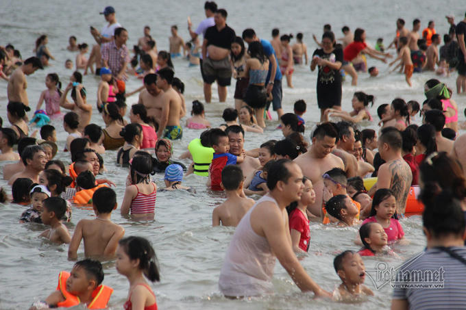 Ngàn người đổ ra biển Hạ Long tắm mát