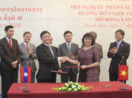 Đại diện Vụ Hợp tác Quốc tế Bộ tư pháp hai nước ký kết Chương trình hợp tác giữa Bộ Tư pháp Việt Nam và Bộ Tư pháp Lào năm 2017.