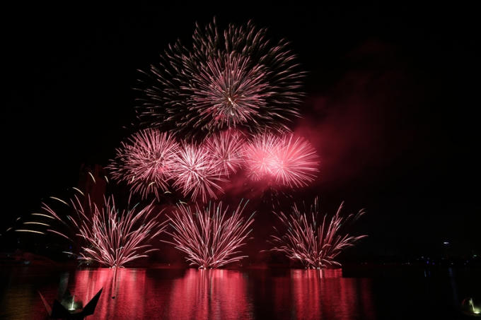 Đội pháo hoa Italia thể hiện yếu tố Thủy đã được thể hiện rất sinh độc đáo qua các màn pháo hoa dưới nước.