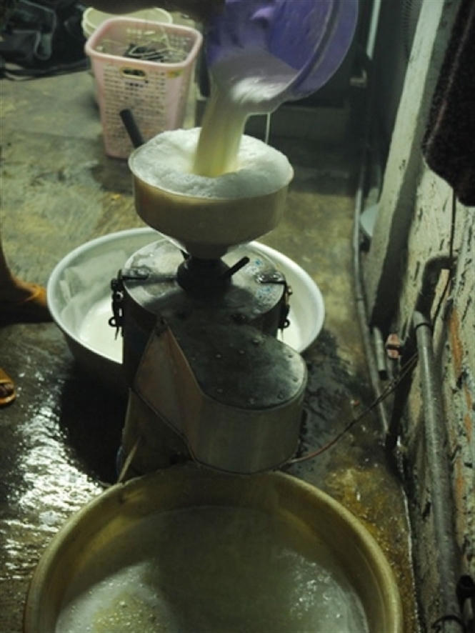 Chưa tới 60.000 đồng là có thể mua được một kg bột sữa bằng hóa chất, mua về là có thể pha chế liền được hơn 200 ly sữa đậu nành.