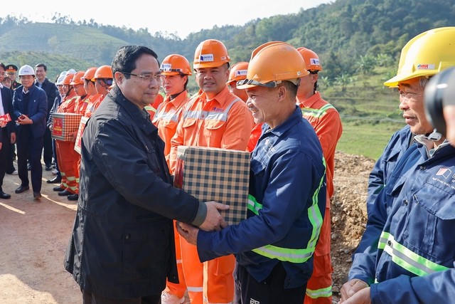 Thủ tướng Phạm Minh Chính động viên, tặng quà cán bộ, kỹ sư, công nhân thi công cao tốc Đồng Đăng – Trà Lĩnh và Hữu Nghị – Chi Lăng trong dịp Tết Bính Ngọ 2026.