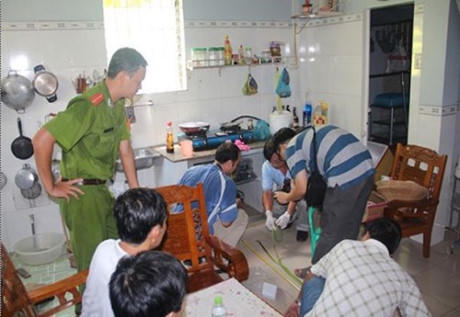 Công an khám nghiệm hiện trường vụ án mạng.