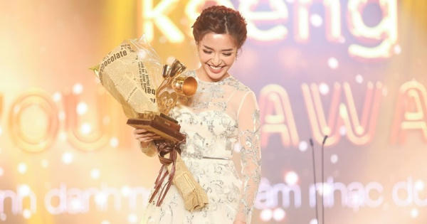 Ca sĩ Bích Phương nhận giải tại  Keeng Young Award2