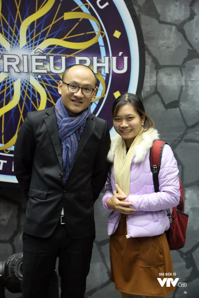 Phan Đăng chụp ảnh với khán giả sau buổi ghi hình đầu tiên. Ảnh: VTV.