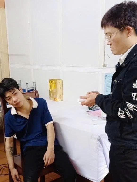 Du khách được chăm sóc sức khỏe tại Phòng Y tế trong khu vực di tích và danh thắng Yên Tử.