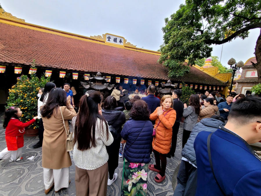 Nơi thờ Tổ cũng có rất đông người tới bái lễ cầu xin bình an. (Ảnh: Phạm Duy)