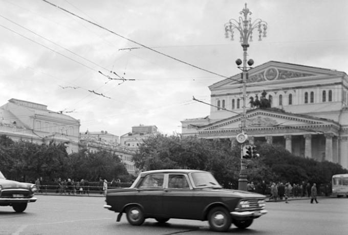Chiếc Moskvich 408 do hãng xe danh tiếng Moskvich chế tạo lăn bánh trên đường phố Moscow năm 1970. Hãng Moskvich được thành lập năm 1930.