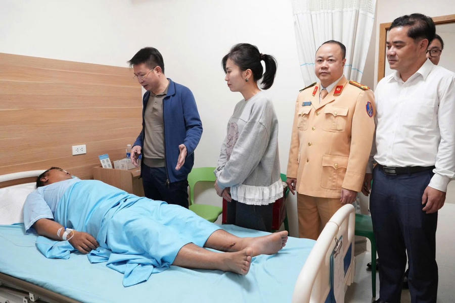 Thiếu tướng Nguyễn Minh Tuấn thăm hỏi tình hình sức khỏe anh Đỗ Văn Hùng.