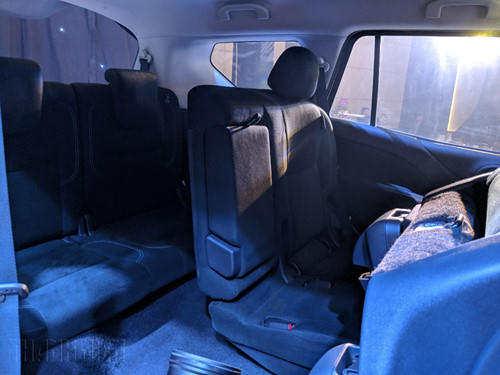 Nội thất Nissan Terra có 3 hàng ghế với 7 chỗ ngồi cho người lớn