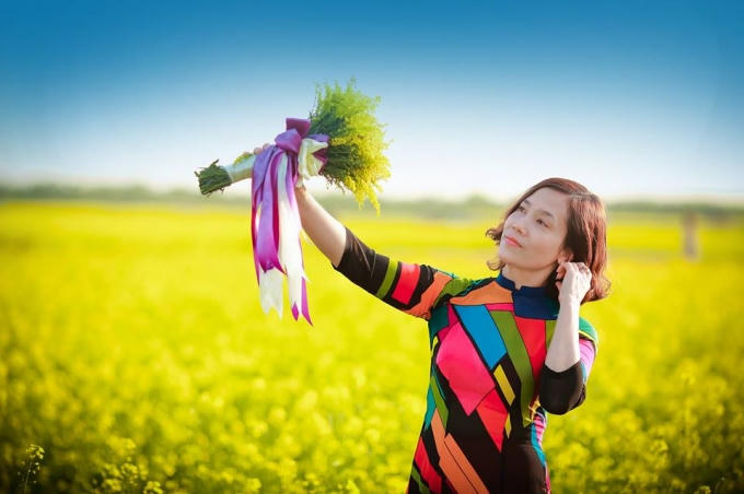 Mê mẩn cánh đồng hoa cải vàng bên sông Hồng