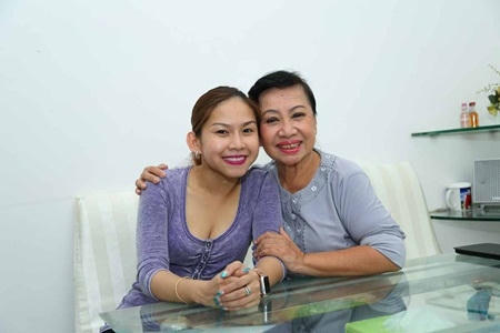 Bình Tinh và mẹ - nghệ sĩ Bạch Mai.