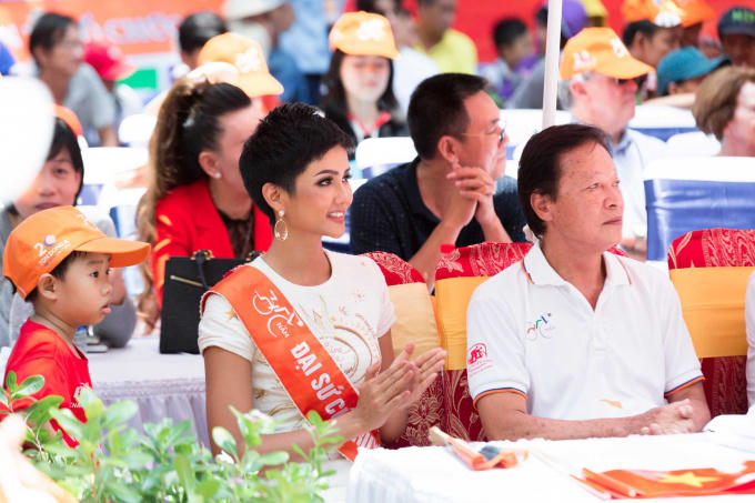 Hoa hậu H'Hen Ni&ecirc; mang xe đạp c&aacute; nh&acirc;n chạy đua c&ugrave;ng c&aacute;c bạn trẻ nh&acirc;n ng&agrave;y 30/04