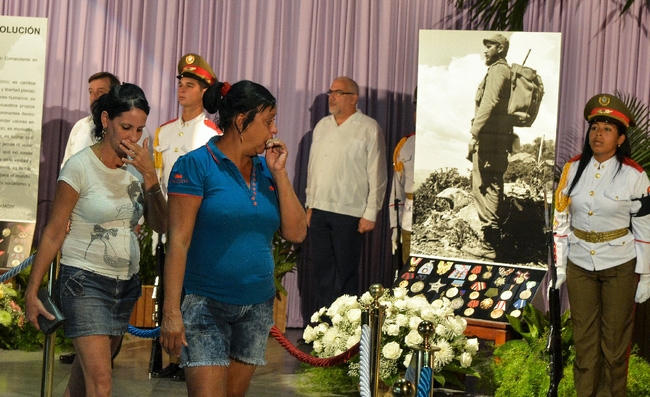 Người dân Cuba đau buồn trước sự ra đi của vị lãnh tụ tài ba. (Ảnh: AFP)
