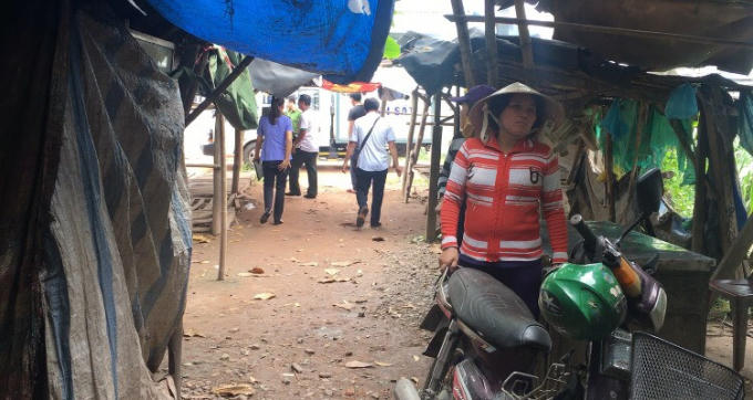 Lực lượng chức năng khám nghiệm hiện trường.