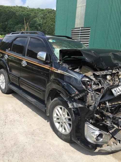 Toyota Fortuner bị đâm nát đầu.