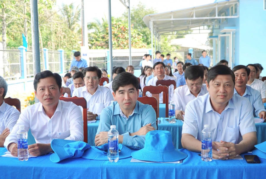 Các đại biểu tam dự buổi lễ bàn giao