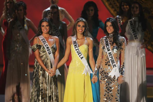 Dayana Mendoza đăng ngôi ngôi vị Hoa hậu Hoàn vũ Thế giới 2008.