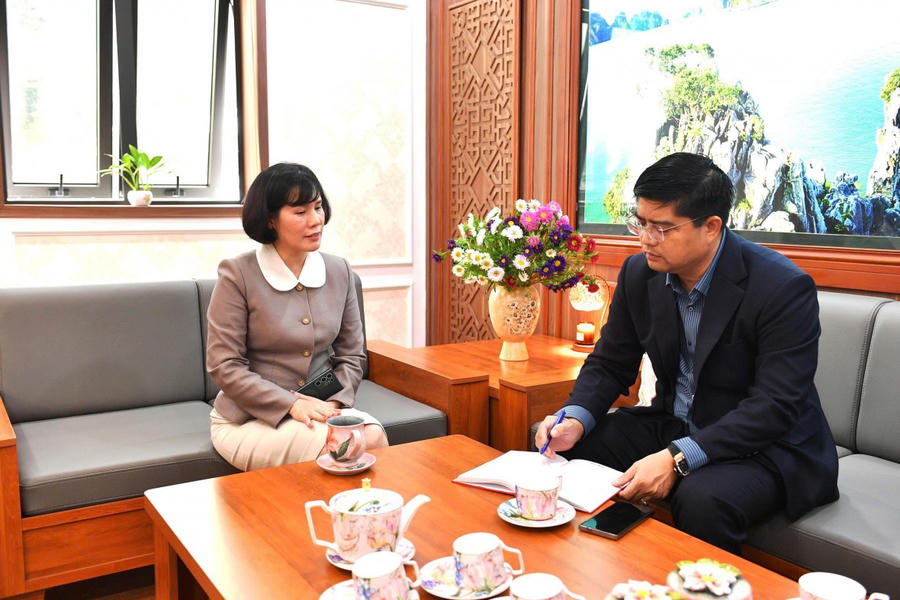 Phóng viên Báo Pháp luật Việt Nam trao đổi với bà Nguyễn Thị Thu Hường, Phó Chủ tịch kiêm Chánh văn phòng Ủy ban MTTQ tỉnh Quảng Ninh.