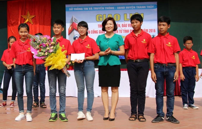 Bà  Nguyễn Thị Tuyết Chinh - PGĐ Sở Thông tin và truyền thông Phú Thọ trao phần thưởng cho các đội thi tại trường THCS Thanh Thủy (Thanh Thủy) ngày 24/10.