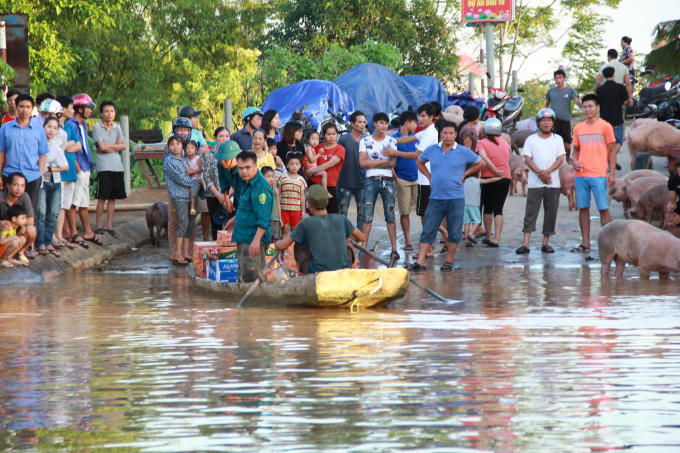 V&agrave;o v&ugrave;ng rốn lũ s&ocirc;ng Bưởi: Hơn ngh&igrave;n người cầm cự giữa m&ecirc;nh m&ocirc;ng biển nước