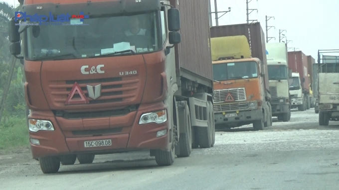 Các xe tải nối đuôi nhau chạy qua đường 206 để trốn trạm thu phí QL5.